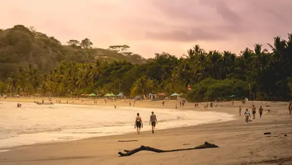 Bild på en strand i Sámara  i Costa Rica där man kan läsa spanska terminskurs