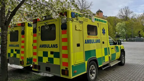 Två ambulanser som väntar på utryckning