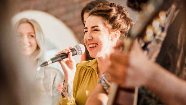 personer som spelar i ett band tillsammans