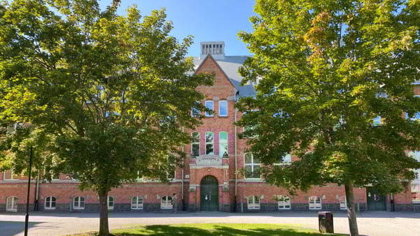 Exteriör av Folkuniversitetets röda tegelhus i Kräftriket
