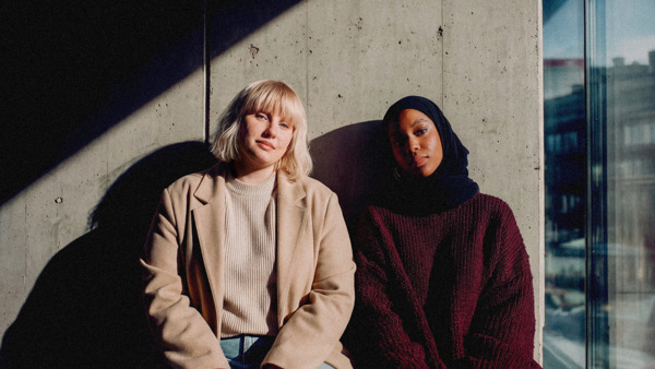 En grupp tandsköterskor tar en selfie.