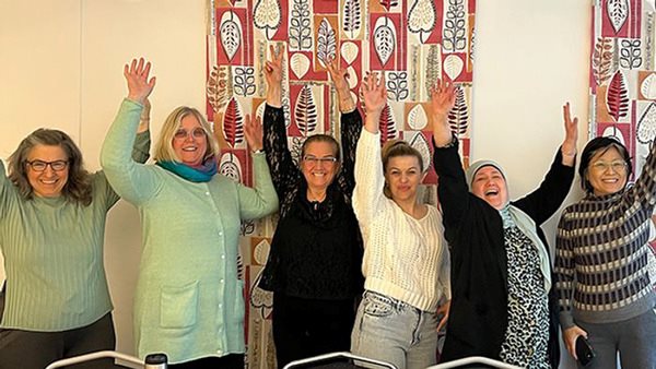 Glada deltagare i en studiecirkel för arbetssökande i Norrköping