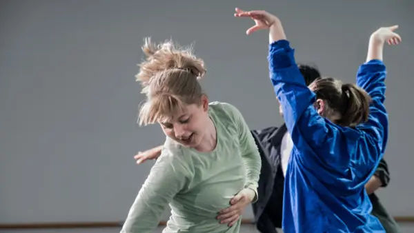 Två elever som dansar. 