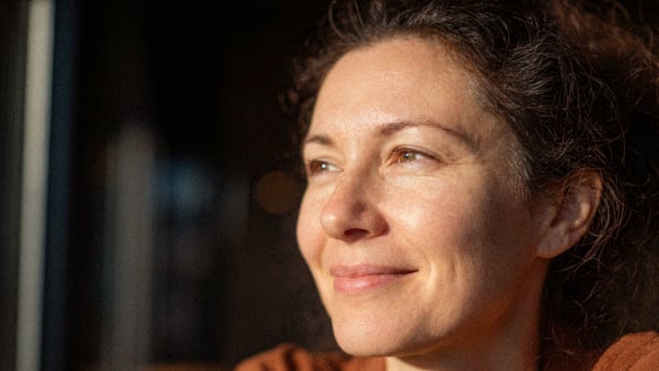 En närbild på en person som bär en brun skjorta.