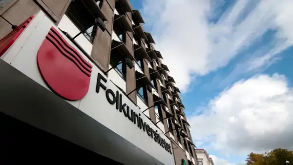 Entrén till Folkuniversitetets sfi-skola i Göteborg på Norra Allégatan 6