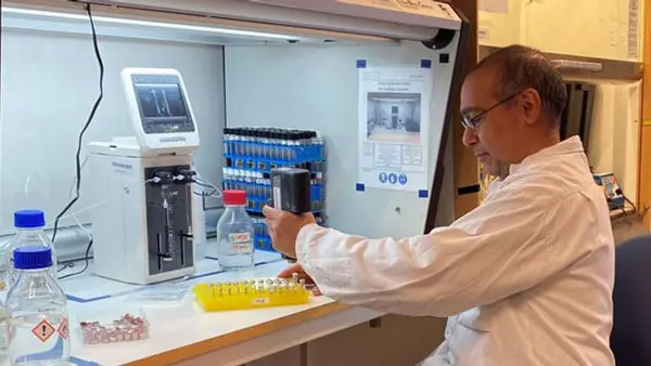 Hassan studerar L&auml;ke- och livsmedelstekniker p&aring; Folkuniversitetet i Uppsala.