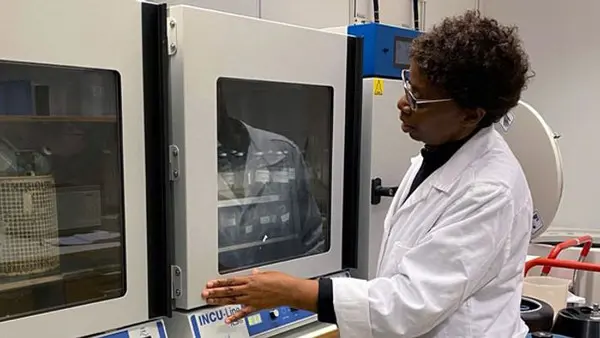 Domitille studerar L&auml;ke- och livsmedelstekniker p&aring; Folkuniversitetet i Uppsala.