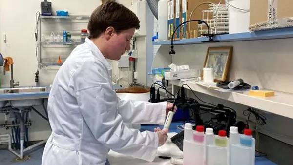 Kaila studerar L&auml;ke- och livsmedelstekniker p&aring; Folkuniversitetet i Uppsala