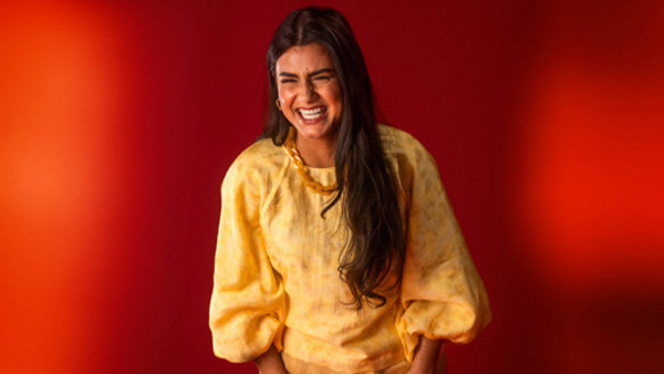 Kvinna som utstrålar glädje