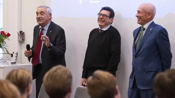 Nobelpristagarna i ekonomi 2025 föreläser på Kungstensgymnasiet.