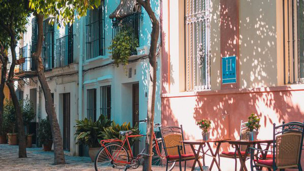 En fin husfasad du kan mötas av på språkresa i Spanien