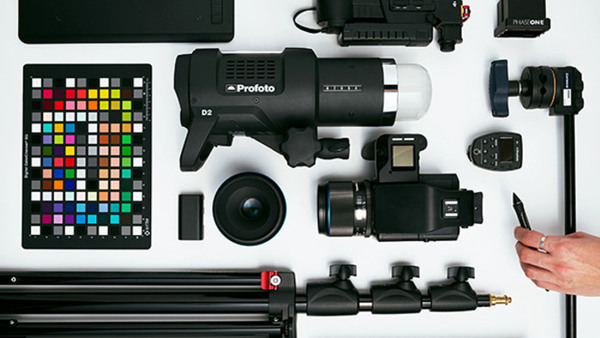 En flatlay med fotografisk utrustning  på Fotoskolan STHLM