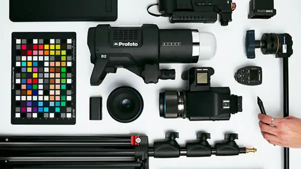 En flatlay med fotografisk utrustning  på Fotoskolan STHLM