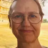 En närbild av en person som bär glasögon.