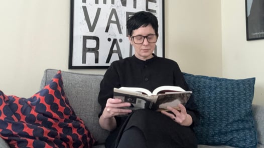 Lena Tjärnberg läser