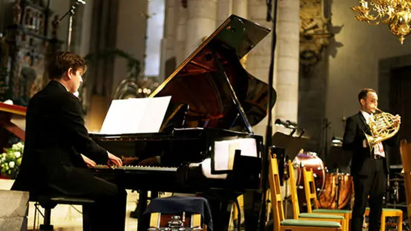 Man vid flygel p&aring; konsert vid Ljudv&aring;gor Gotlands Tons&auml;ttarskola 2021.