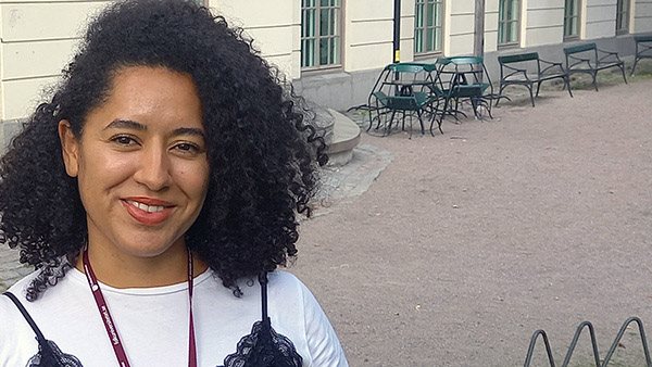 Porträtt av Therese Andersson framför byggnad