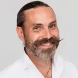 En man med mustasch.