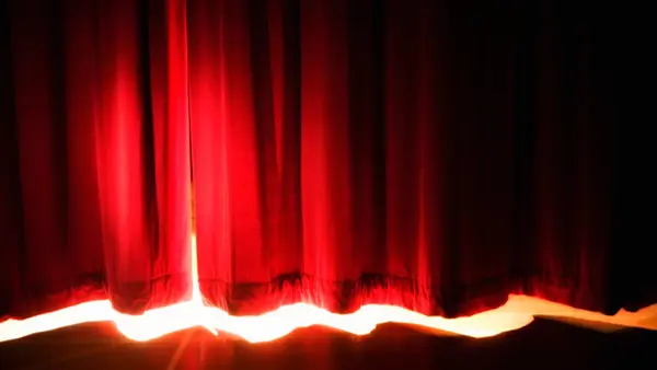 Scen med rött draperi - gå på en konsert eller föreställning på Folkuniversitetet.