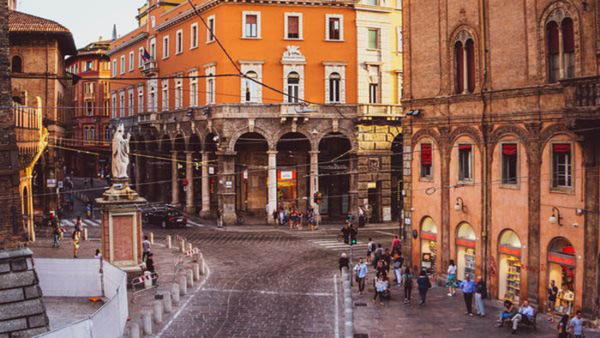 Människor på ett torg i Italien dit du kan åka för att läsa italienska på språkresa för vuxna