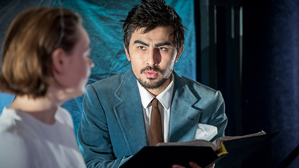 Två elever på scen. 