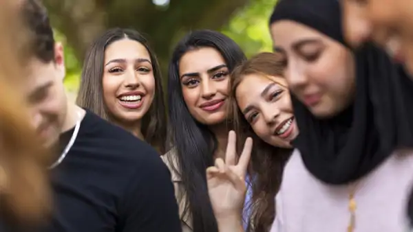 Tre elever har grupparbete i klassrum på skolan