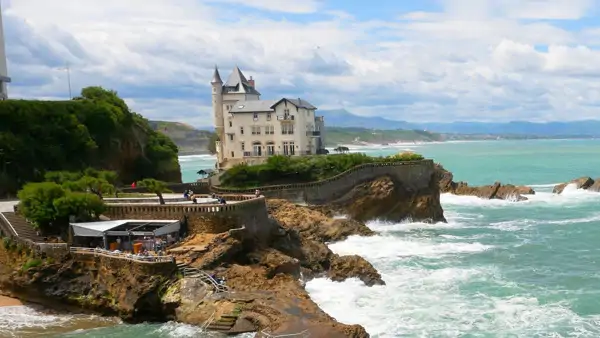 Ett hus på en klippa med utsikt över havet i Biarritz. Läs franska i Frankrike.