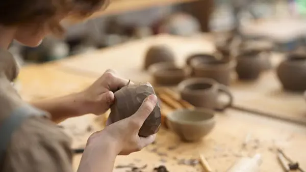 Två ungdomar som står på en scen och spelar teater – gå en sommarkurs i teater på Folkuniversitetet.