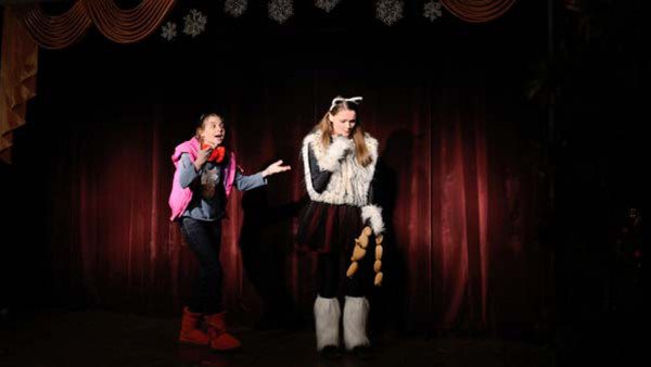 Två ungdomar som står på en scen och spelar teater