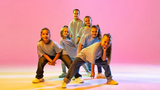 Unga dansare i neonljus på Dansstudion i Strängnäs.