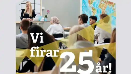 En grupp människor som sitter vid skrivbord i ett klassrum.