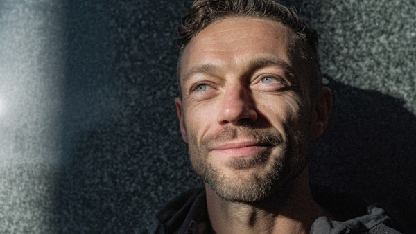 Lärare ritar på tavlan för elev i behov av extra stöd