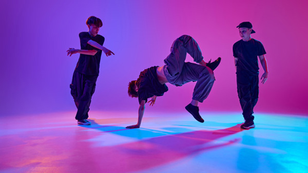 Tre killar på en danskurs i hiphop hos Folkuniversitetet. 