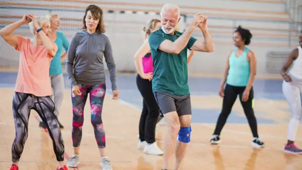 Grupp dansar på Folkuniveristetet