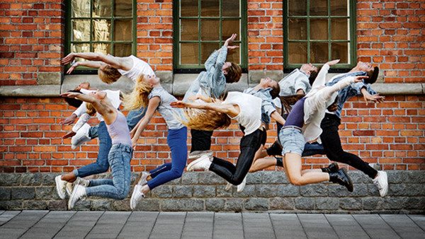 hoppande dansare i grupp på Balettakademien Stockholm
