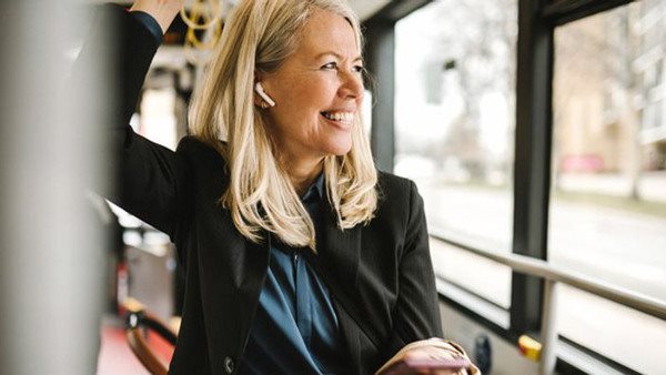 Kvinna på buss funderar på sin karriär