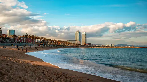 Vy från stranden i Barcelona-Gå en sommarkurs med oss i spanska.