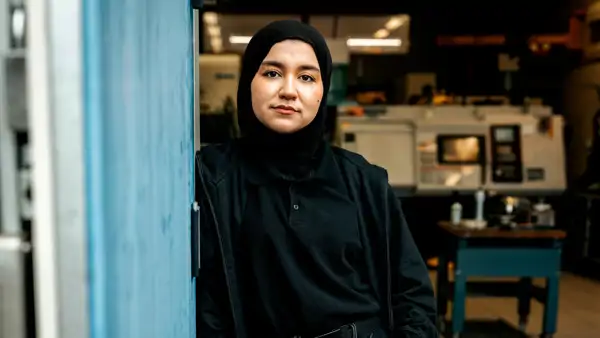 Två personer skakar hand i ljus inomhusmiljö - deltagare i korta YH-kurser