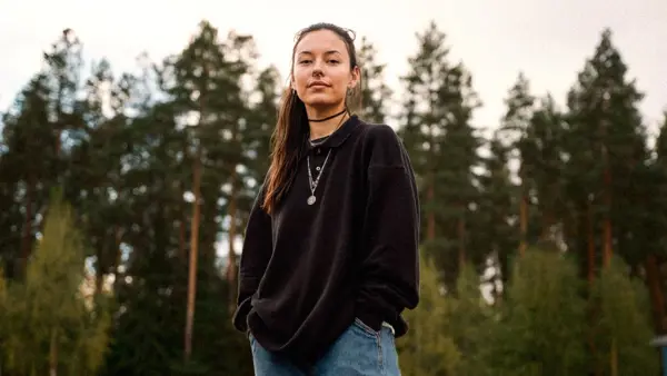 Två personer skakar hand i ljus inomhusmiljö - deltagare i korta YH-kurser