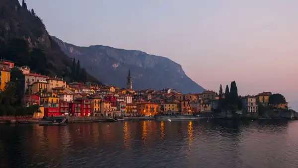Comosjön på kvällen med berg i bakgrunden. Läs italienska i Como.