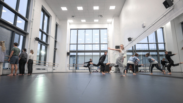 Elever i Studio 1, Balettakademien Göteborg, dansar under en lektion.
