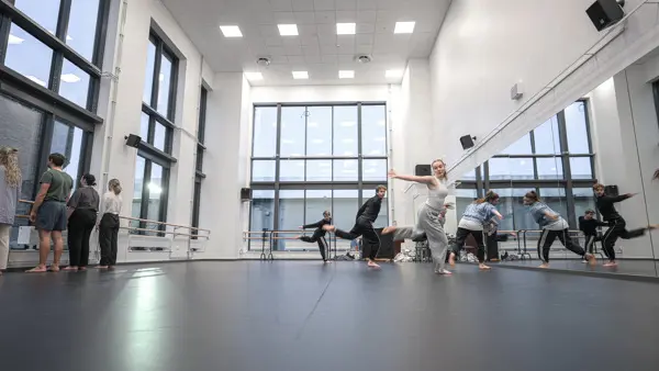 Elever i Studio 1, Balettakademien G&ouml;teborg, dansar under en lektion. 