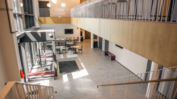 Foajén sedd från trappan, i lokalen Karlastaden.