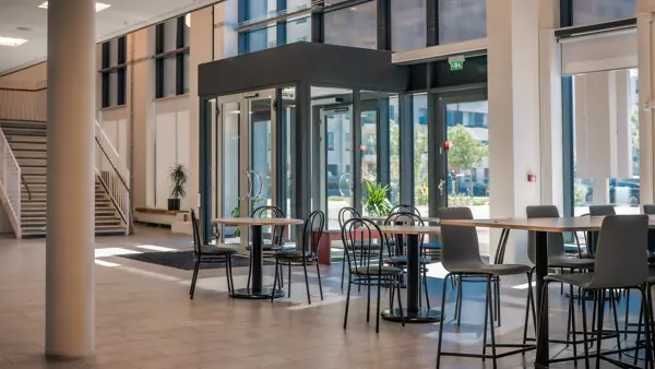 Stora foaj&eacute;n som har plats f&ouml;r b&aring;de utst&auml;llningar, upptr&auml;dande och v&auml;ntdel.