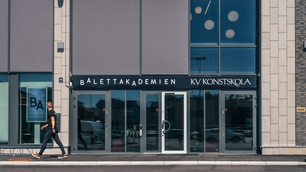 Huvudentré Liberagatan 42. BA och Kv Konstskola som är en del av Folkuniversitetet.