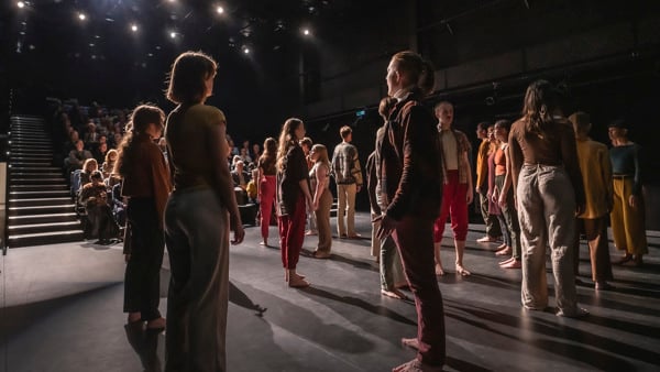 Elever på scenen under en föreställning i BlackBox.