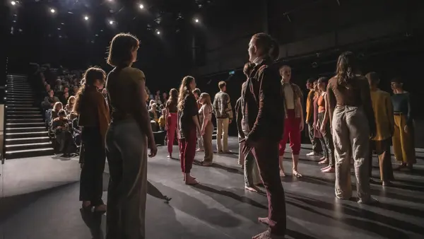 Elever p&aring; scenen under en f&ouml;rest&auml;llning i BlackBox. 