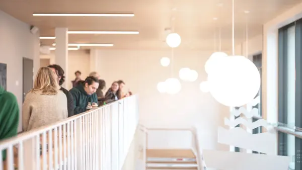 Bild p&aring; studenter fr&aring;n de b&aring;da skolorna med kursverksamhet och f&ouml;rel&auml;sningar.