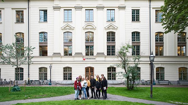 Elever på Kungstensgymnasiet står uppradade utanför skolan.