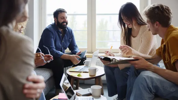 Blivande entreprenörer deltar i en utvecklande övning under entreprenörskursen på Södra Folkhögskolan Helsingborg